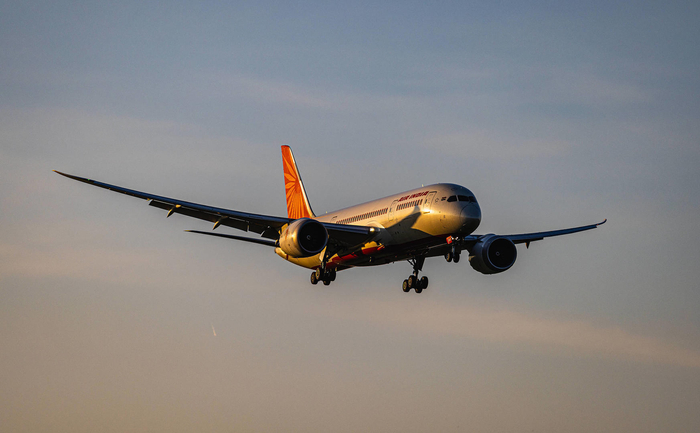 ▲资料图：一架印度航空的波音787-8梦想客机正在接近机场跑道。图据视觉中国
