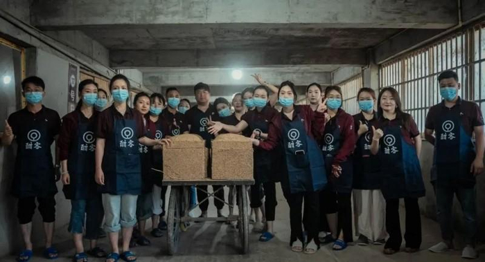 ▲图 窖主们在酿酒车间体验酱酒酿造工作