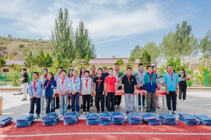 图片信息:高庙小学学生代表与有光公益基金会&章小军公益基金会领导们合影留念