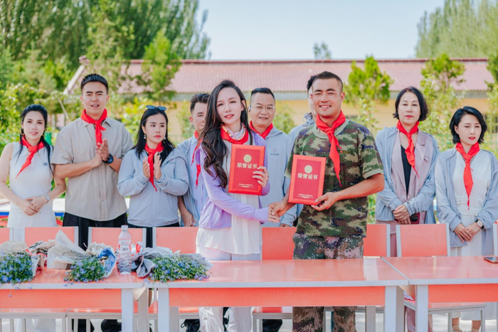 图片信息:高庙村村委会石主任与维义科技麻麻姐紧握的双手背后,是农户们期盼的笑脸。