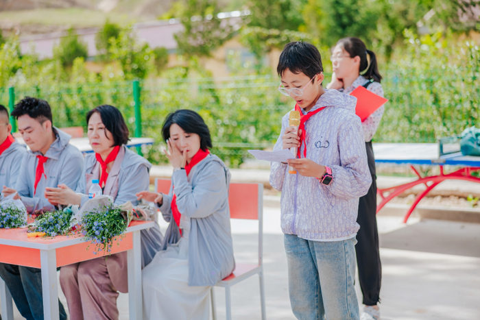 图片信息:高庙小学学生代表给有光公益基金会&章小军公益基金会致感谢信