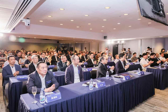 （活动现场座无虚席，气氛热烈）