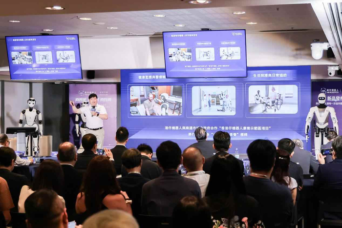 （香港仔机器人有限公司董事长黄晓庆现场介绍公司品牌战略）
