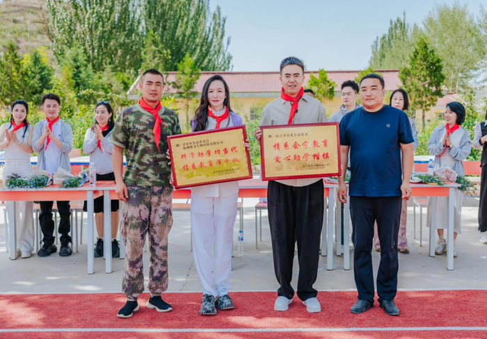 图片信息:石主任和冯校长一同与荣获荣誉奖牌的公益基金会领导们合影,以此留下珍贵记忆。