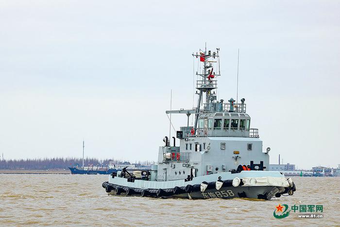 　　海军某勤务船大队执行出海保障任务。图为东拖858船正在航行。刘毅 摄