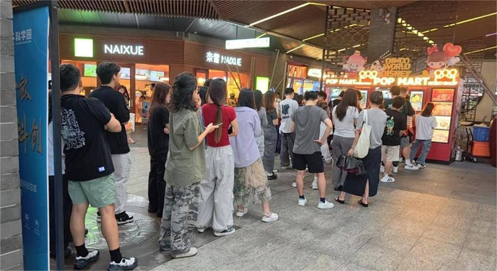 泡泡玛特机器人商店，节点财经拍摄