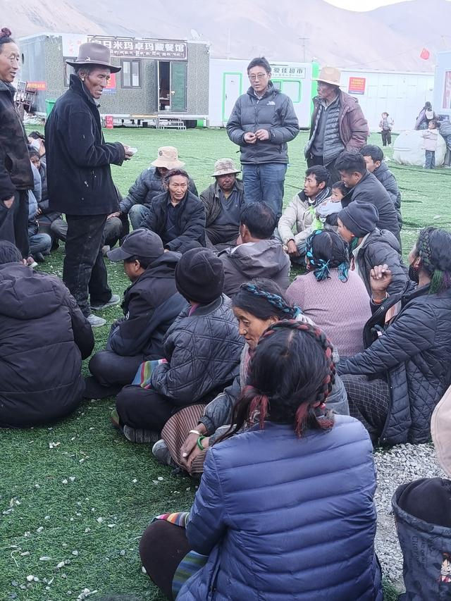 在森嘎村临时安置板房的空地上，村民们聚集起来开会讨论对新家的想法。（受访者供图）