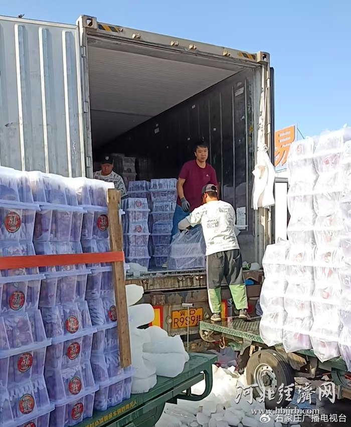 广东荔枝运抵首衡高碑店国际农产品交易中心，快速分销。