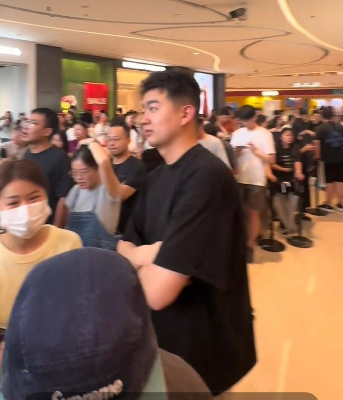 商场内顾客在排队（视频截图）