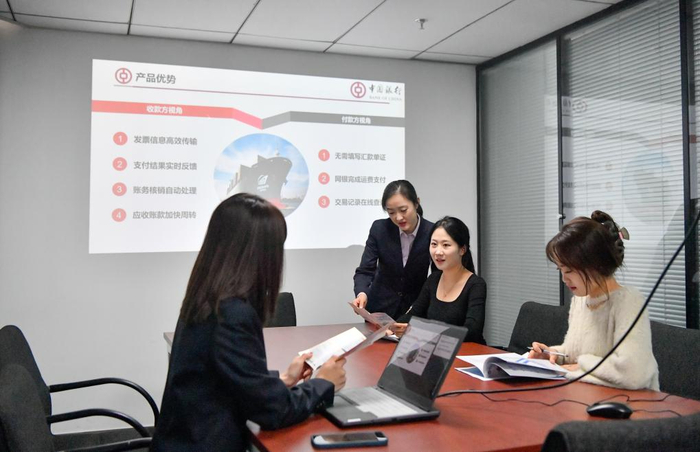 在天津国际航运大厦，中国银行天津市分行工作人员上门为一航运协会人员介绍航运金融结算方案。新华社记者　孙凡越　摄