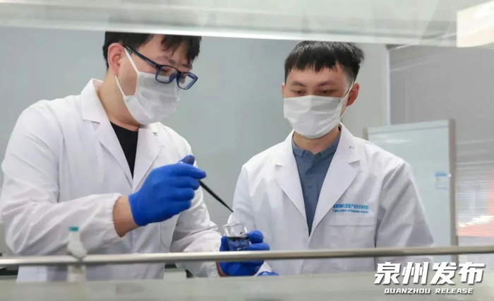 在福建海峡石墨烯产业技术研究院实验室里，研发人员在配置石墨烯分散液。