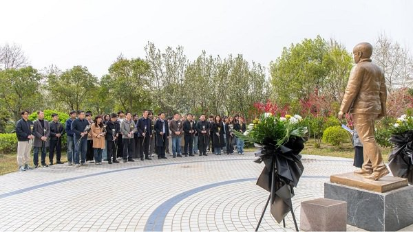 图为10周年之际，学校师生在孟瑞鹏广场缅怀纪念孟瑞鹏。何青 摄 