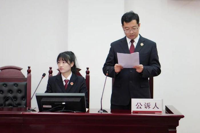 2025年1月，公诉人在法庭上宣读起诉书。