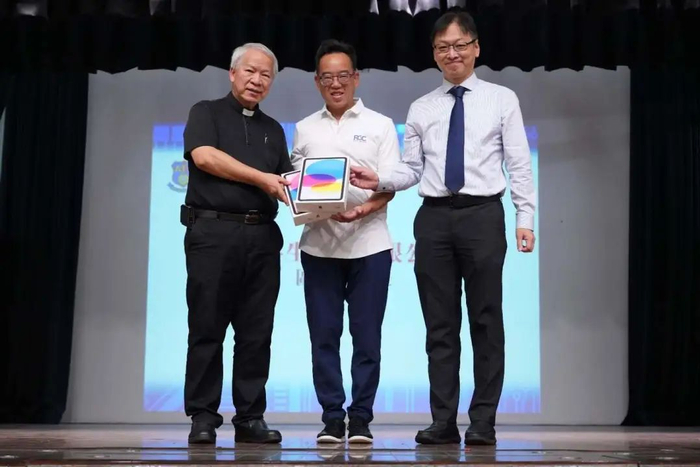 区一佳（中） 图片来源：