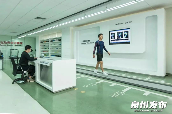 安踏运动科学实验室中，工作人员正进行足底压力测试。（安踏 供图）
