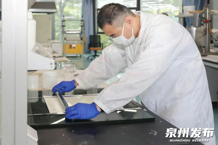 在福建海峡石墨烯产业技术研究院实验室里，研发人员在进行石墨烯改性防色迁TPU复合膜的刮涂打样。