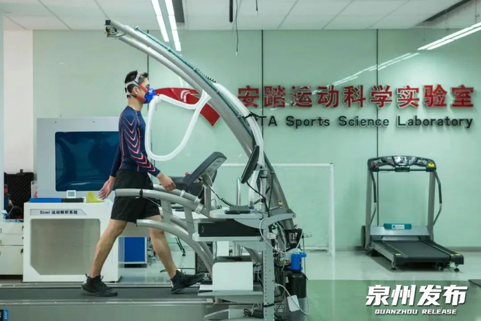 安踏运动科学实验室运动在进行数据测试（安踏供图）