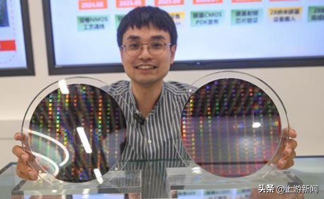 ▲6月10日，北京大学重庆碳基集成电路研究院，工作人员介绍碳基晶圆。记者 郑宇 摄/视觉重庆