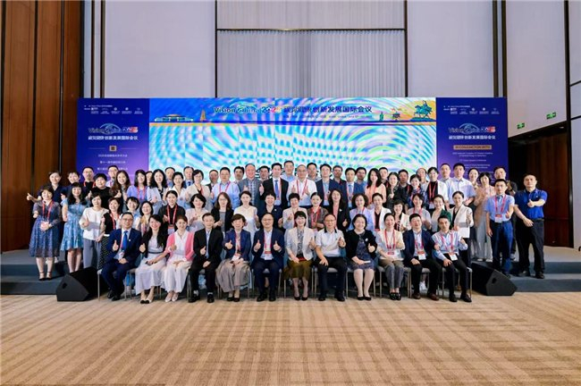 图注:中华医学会眼科学分会眼视光学组第十一次全体委员会议成员合影