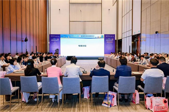 图注:6月13日晚,中华医学会眼科学分会眼视光学组第十一次全体委员会议现场