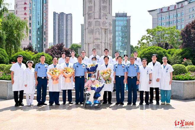 ▲西京医院团队与患者