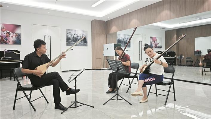     6月13日，在三师图木舒克市文化馆排练室内，阿布莱孜·托合提正在指导学员。    兵团日报常驻记者  陈明珠  摄