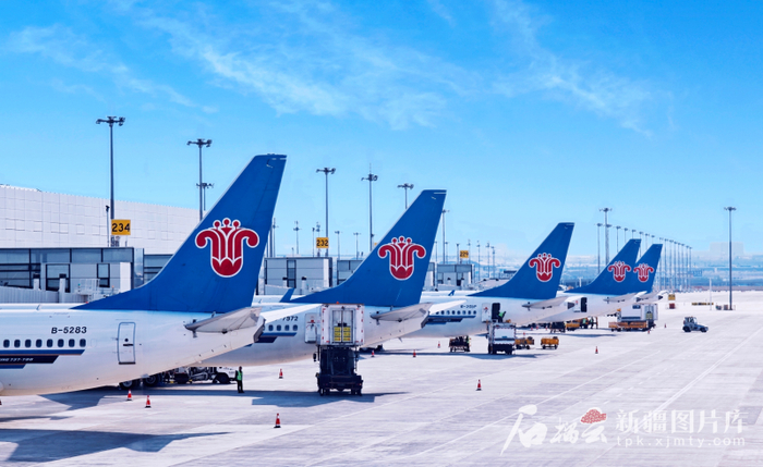 一架架南航飞机停靠在乌鲁木齐天山国际机场。车捷摄