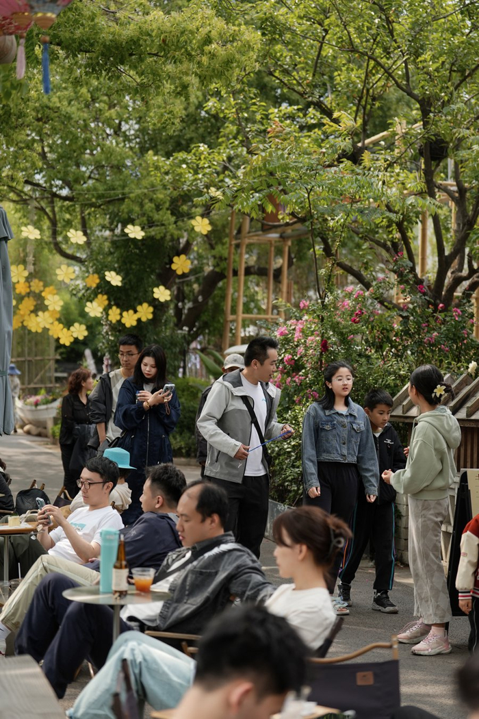 和睦水街的市民游客络绎不绝。受访者供图