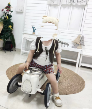 陆先生年仅2岁多的孩子。