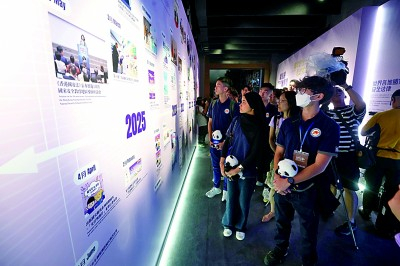 　　6月12日，香港国安法公布实施五周年专题展览在香港历史博物馆国家安全展览厅开幕。图为观众在参观展览。香港文汇网图片