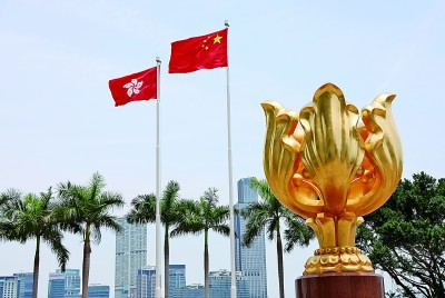 香港金紫荆广场红旗飘扬。新华社发