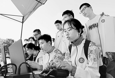     江苏省镇江市江苏大学学生体验计算机模拟飞行。杨雨摄/光明图片