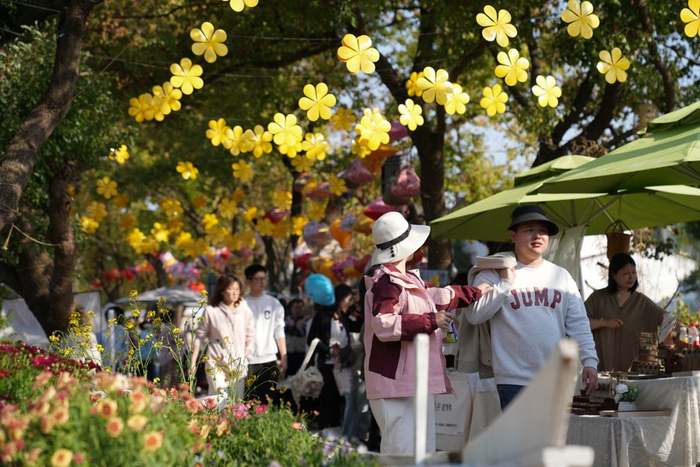 和睦柿集人流如潮。受访者供图