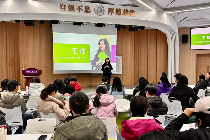 图4王瑶老师进行案例切片分析