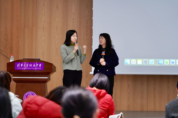 图2清华附中家长成长社社长首涵妈妈主持