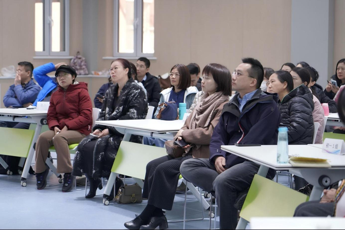 图7活动现场家长认真听讲