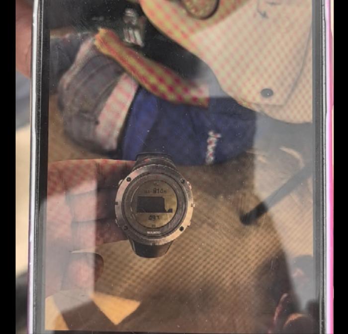 章瑜向记者展示巡护时仪表上显示的气温。