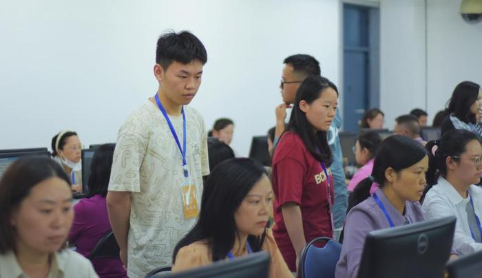6月15日,考生代表在贵州省2025年高考评卷基地参观。新华社记者 郑明鸿 摄