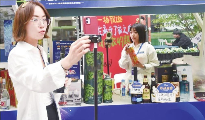         网红达人各显其能直播带货。受访者供图