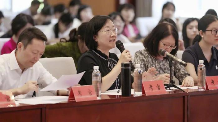 6月12日,英语口语考核时,专家现场追问。