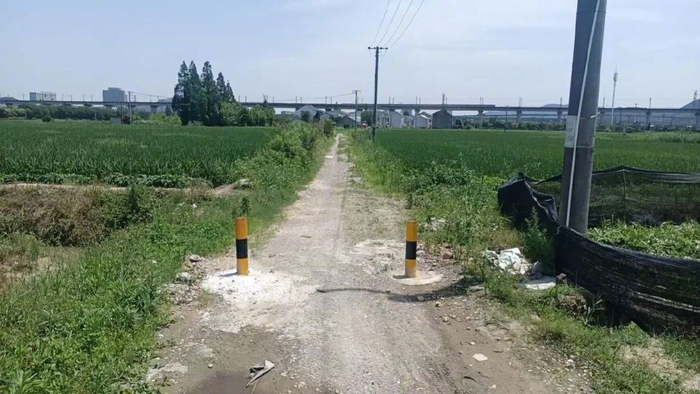 姚张村原设在农田路边的收费道闸已被拆除。图/受访者提供
