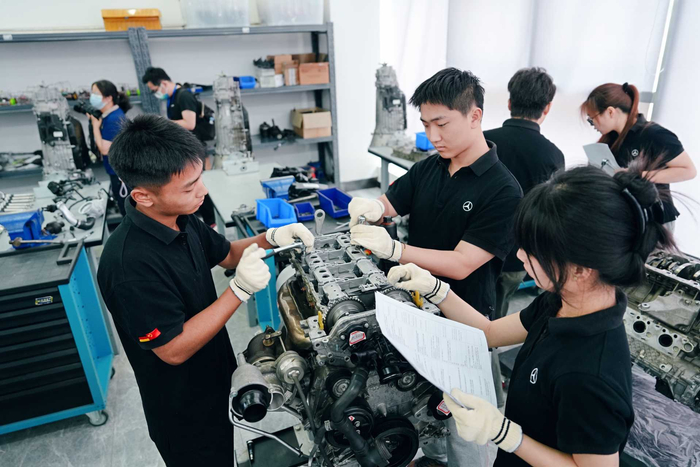 奔驰职业教育郑州基地内，学生正在进行项目化课程实训。