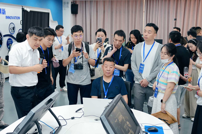 记者体验裸眼3D。