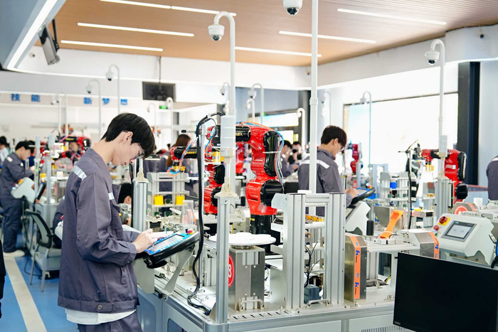 学生们在工业机器人工程技术中心调试设备。