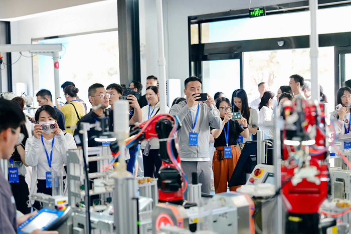 采访团一行走进工业机器人工程技术中心。