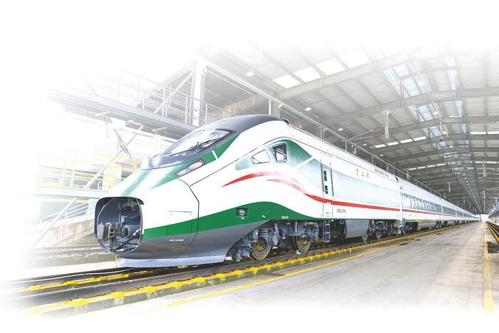     6月15日，CR200J-C型复兴号动车组停靠在南宁车辆段北湖客整所。 本报通讯员赵诗霖 摄