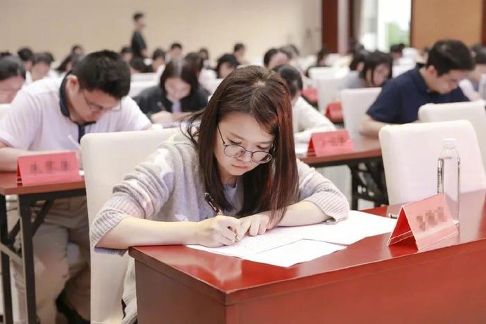 6月10日晚,学员在进行英文笔译考核。