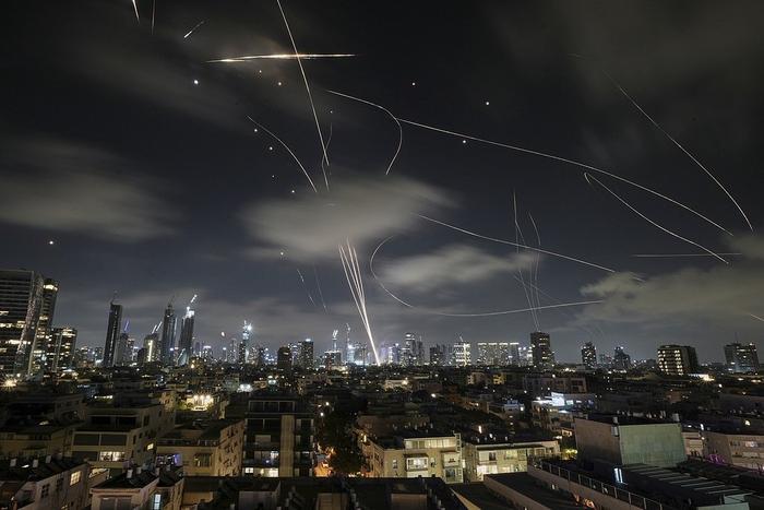△当地时间2025年6月18日,以色列特拉维夫上空,“铁穹”防空系统拦截伊朗导弹。(图自视觉中国)