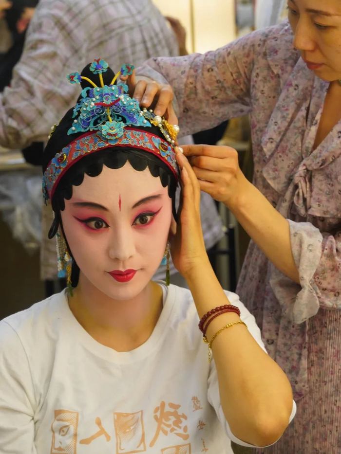 饰演杜丽娘的昆曲演员在佩戴点翠头面。王圣临供图