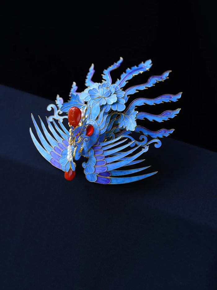 采用鹦鹉羽毛等制作的点翠正凤簪。王圣临供图